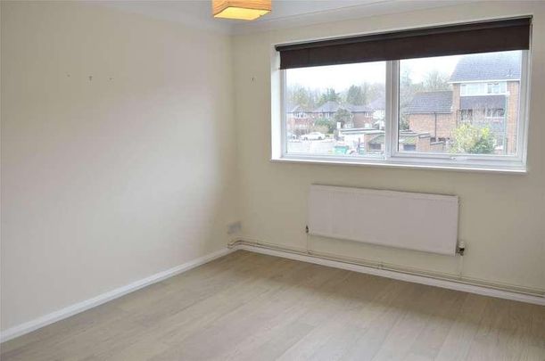 Strawberry Lane, Carshalton, SM5 - Photo 1