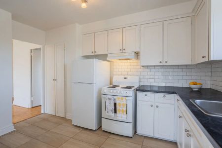 3210-3250 Forest Hill — 4 ½ - Photo 5