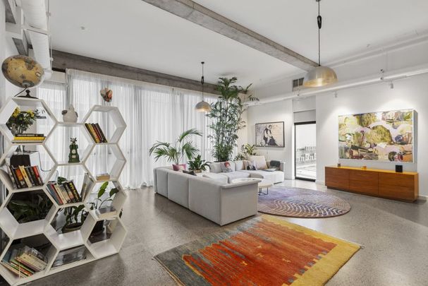 Brilliant location + NY feel - Photo 1