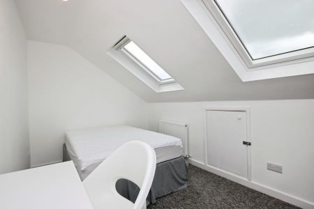 1 bedroom in a house share to rent - Photo 2