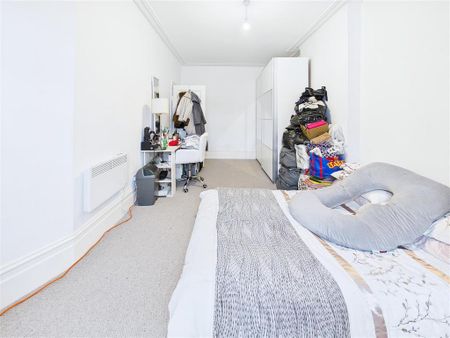 3 bedroom flat to rent - Photo 5