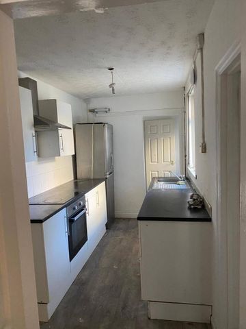 3 bedroom end of terrace house to rent - Photo 2