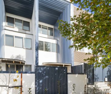Family Townhouse with Breathtaking Views and Prime Location - Photo 1