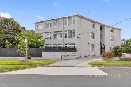 “Light filled haven in a prime position” - Photo 5