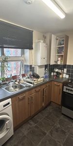 1 bedroom in a flat share to rent - Photo 3