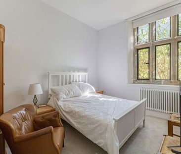 An impressive one bedroom ground floor flat in the idyllic grounds ... - Photo 3