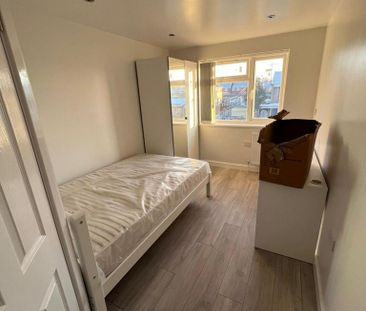 6 bedroom end of terrace house to rent - Photo 5