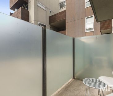 Stylish student living in the heart of it all - Photo 5