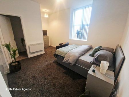 1 bedroom in a house share to rent - Photo 2