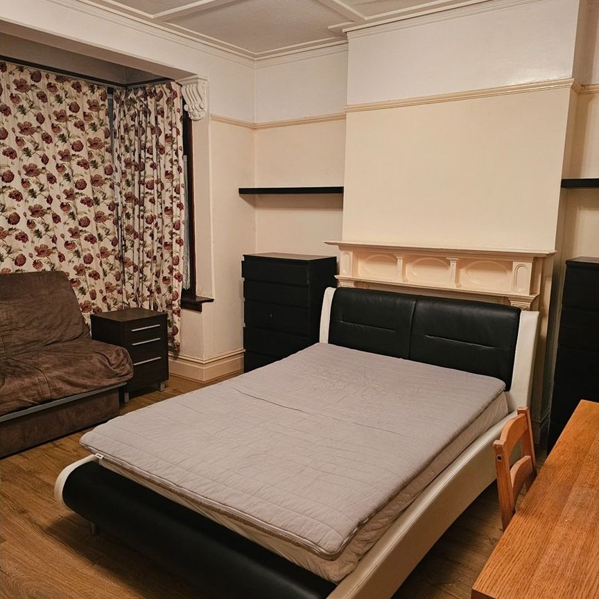 Room in a Shared House, Galpins Road, CR7 - Photo 1