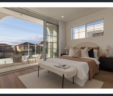 Sun-Drenched Designer Luxury with Exquisite Alfresco Entertaining - Photo 5