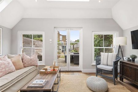 A beautiful family house with private garden located on the desirable Melody Road. - Photo 4