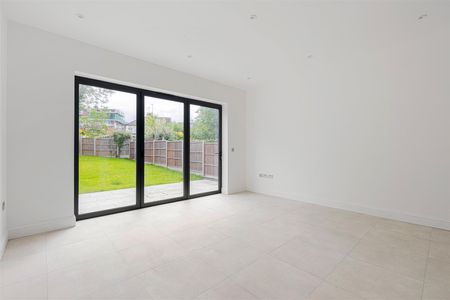 Pino Way , E4 7FR - Photo 2