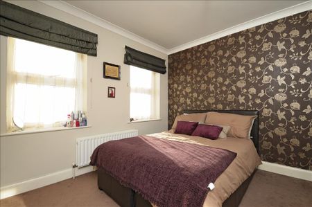 2 Bed Flat, St. John's Hill, SW11 - Photo 4