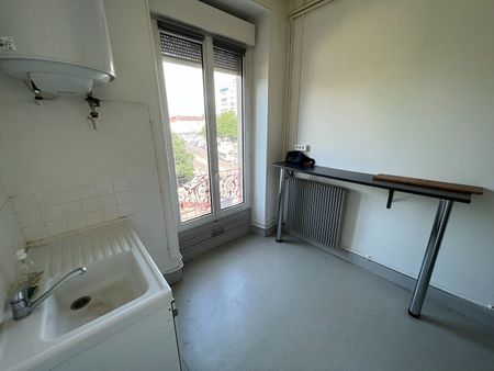 T2 rénové avec balcon - Photo 3