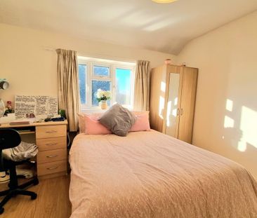 5 bedroom semi-detached house to rent - Photo 4