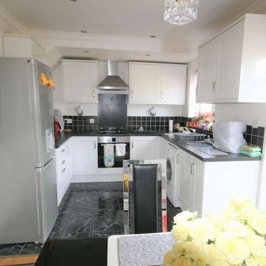 Cricklade Avenue, Romford, RM3 - Photo 1