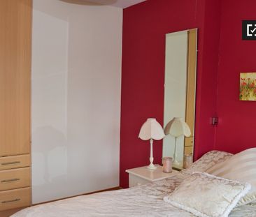 Lovely room in 3-bedroom house in Terenure, Dublin - Photo 2