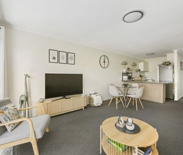 Stylish Top-Floor Inner City Living – Fully Furnished & Ready to Mo... - Photo 4