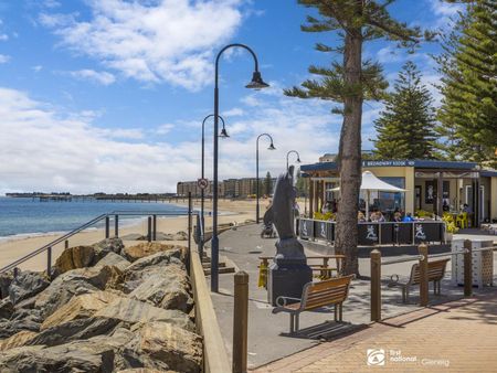 Beachside Location - Stylish Furnished Unit - Photo 4