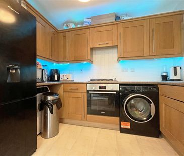 2 bedroom Flat to rent - Photo 3