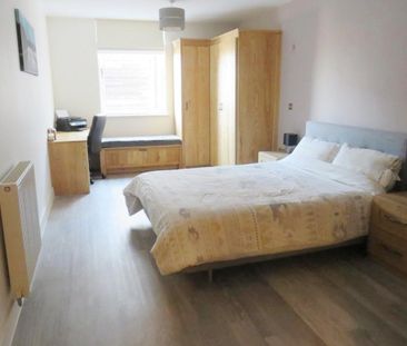 High Street - Photo 1