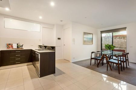 Spacious Light-Filled Townhouse in the Heart of Balaclava - Photo 4