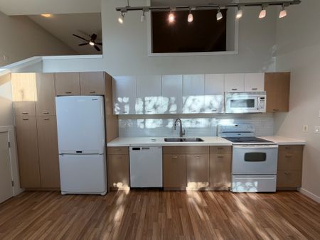 Landmark District: Lofted 1 bed+den Townhouse - Photo 5