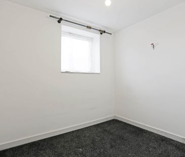 Price £2,700 pcm - Available Now - Part Furnished - Photo 3