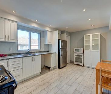 Spacieux bas de duplex à louer, propre, lumineux, semi-MEUBLÉ, 3 li... - Photo 3
