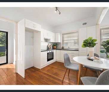 CHARMING COTTAGE IN SOUGHT-AFTER NEW LAMBTON - Photo 4