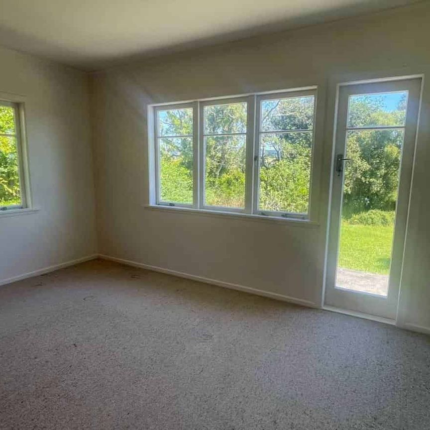 Charming Home with plenty of outdoor space. - Photo 1