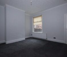 3 BEDROOM House - Terraced - Photo 5