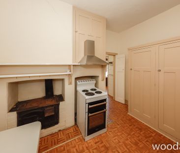 Large Three Bedroom Period Home! - Photo 3