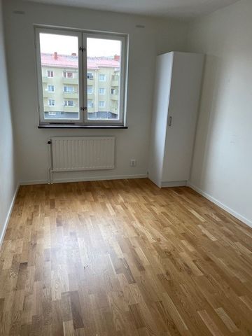 Heljestrandsgatan, Eskilstuna - Photo 2