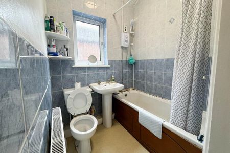 3 bedroom terraced house to rent - Photo 3