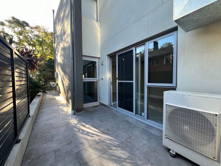 Modern 2 Bedroom Apartment - Photo 3