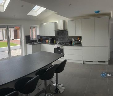4 bedroom semi-detached house to rent - Photo 2