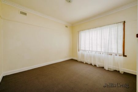 3 Bed, 1 Bath - Photo 2