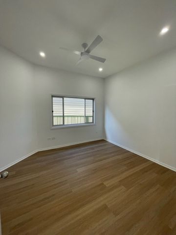 Charming 2-Bedroom House - Photo 2