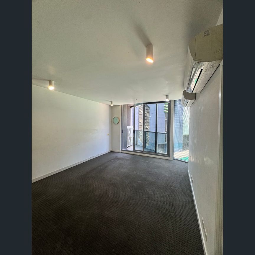 Affordable 2 Bedroom Living in Docklands - Photo 1