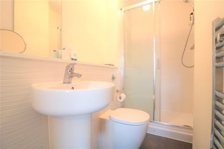 2 bedroom in Lincoln Court, Farnborough - Photo 4