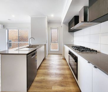 Stunning Three Bedroom Home - Photo 5