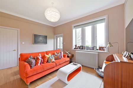 Situated on an historic private country estate this is a high-specification family home with private parking and gardens. - Photo 2