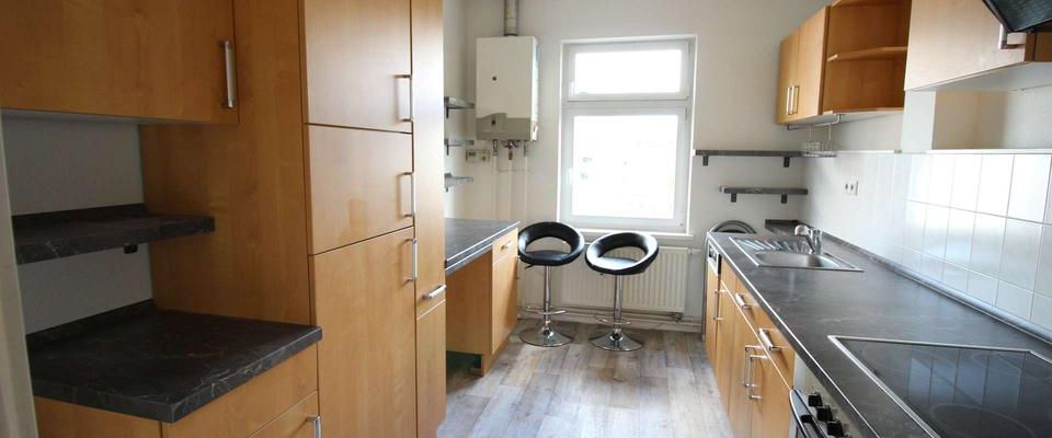 Altbaucharme pur: Lichtdurchflutete Wohnung mit eigenem Gartenplatz - Foto 1