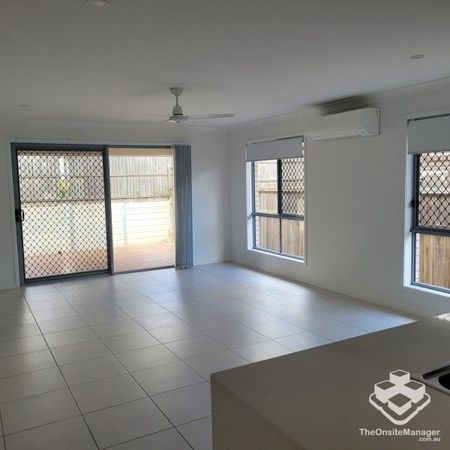 4 bedroom 2 level townhouse - Photo 3