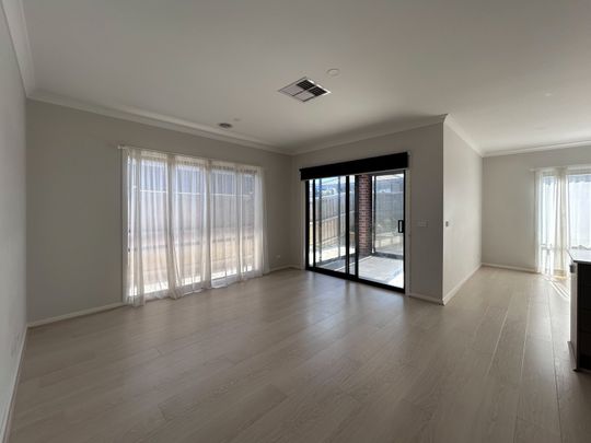 Spacious 4-Bedroom Family Home in a Prime Location - Photo 1