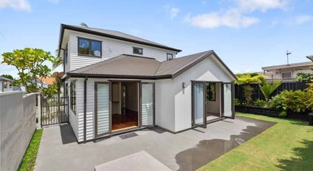 Large and Light Filled - Easy 10 minute walk to the Beach! - Photo 4