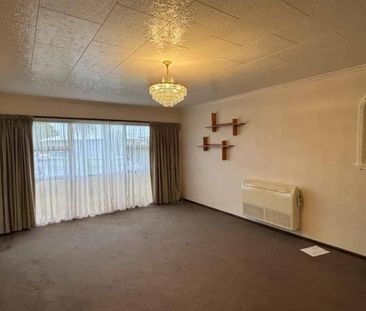 Spacious Springvale home - Photo 1