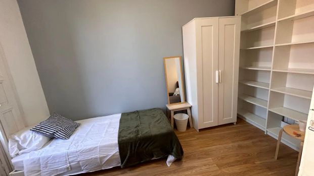 Room in a shared 6-bedroom apartment for rent in Embajadores, all bills included - Photo 1